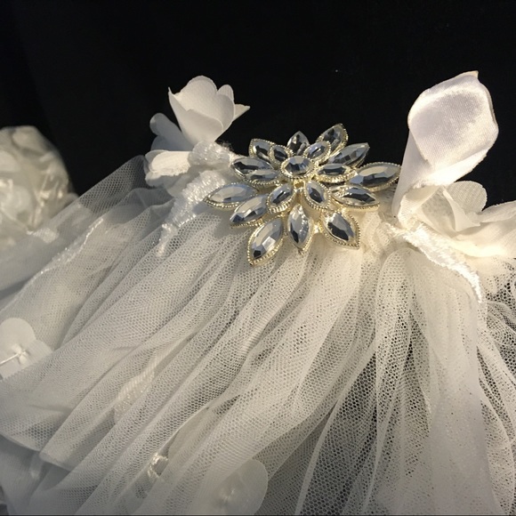 3D Floral Embroidered Tulle Wedding Veil - Picture 4 of 8